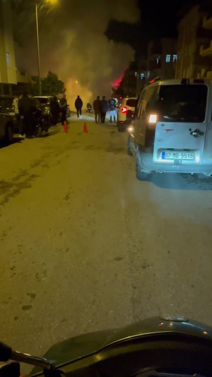 Manavgat’ta seyir halindeki otomobil alev alev yandı
