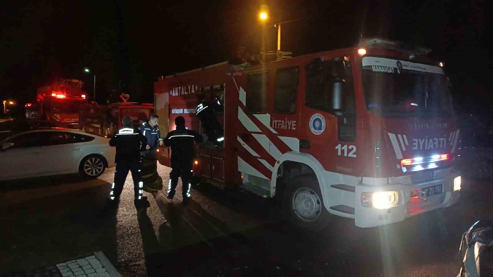 Manavgat’ta site içerisinde çıkan depo yangını korkuttu
