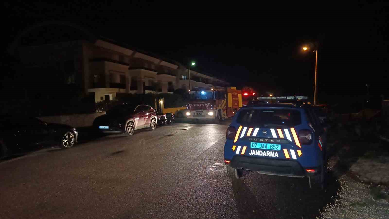 Manavgat’ta site içerisinde çıkan depo yangını korkuttu
