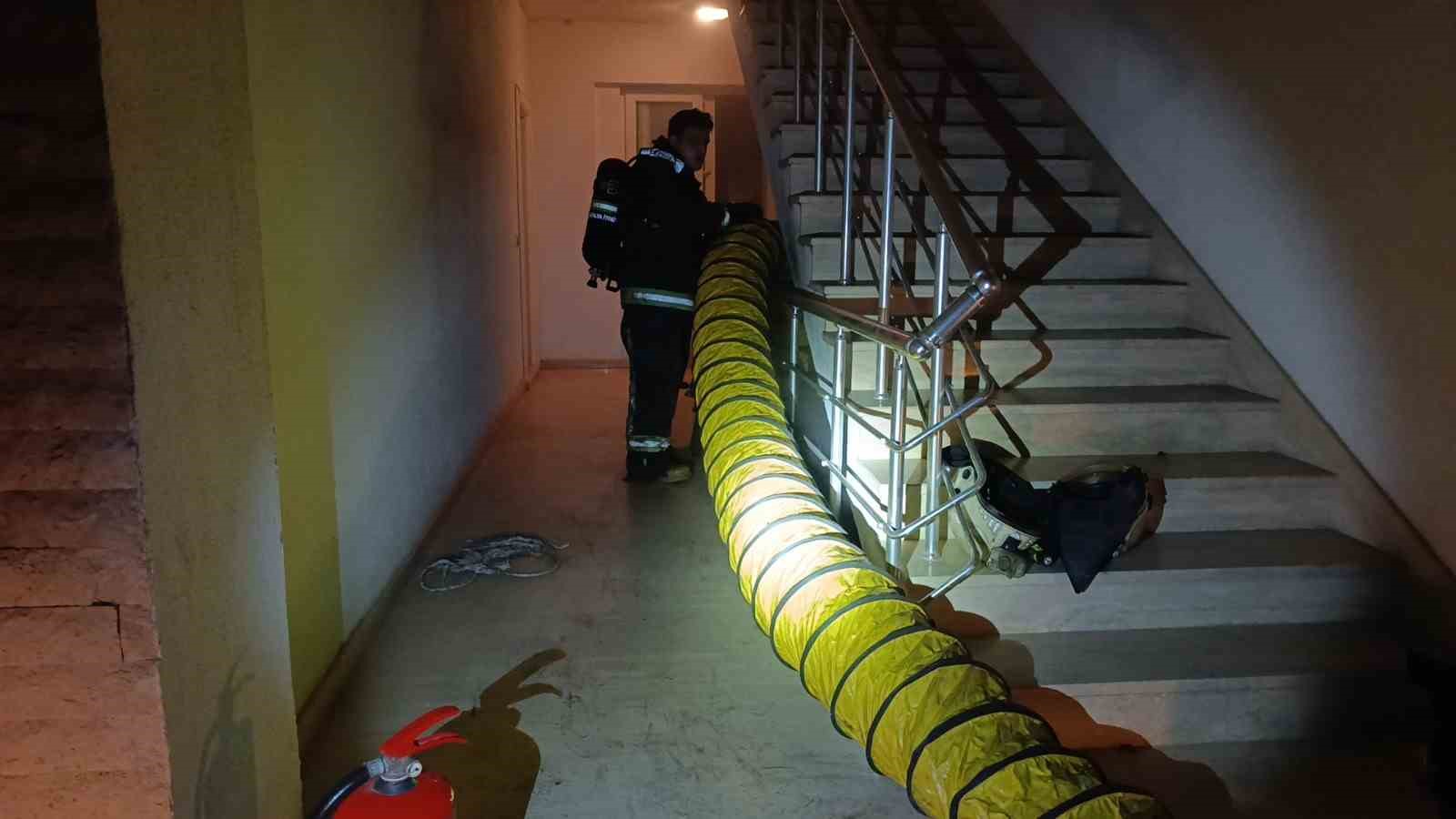 Manavgat’ta site içerisinde çıkan depo yangını korkuttu
