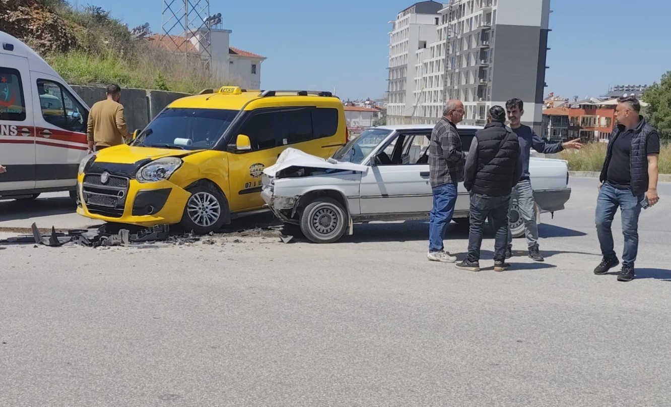 Manavgat’ta taksi ile otomobil çarpıştı: 2 yaralı

