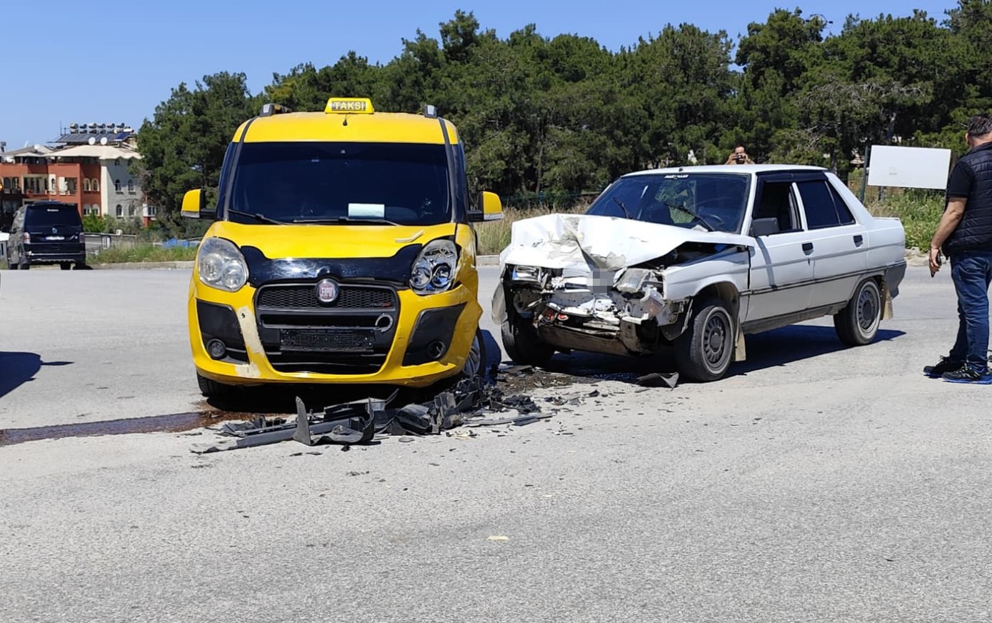 Manavgat’ta taksi ile otomobil çarpıştı: 2 yaralı
