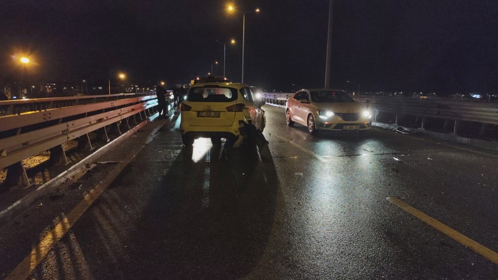 Manavgat’ta üç araçlı zincirleme kaza: 3 yaralı
