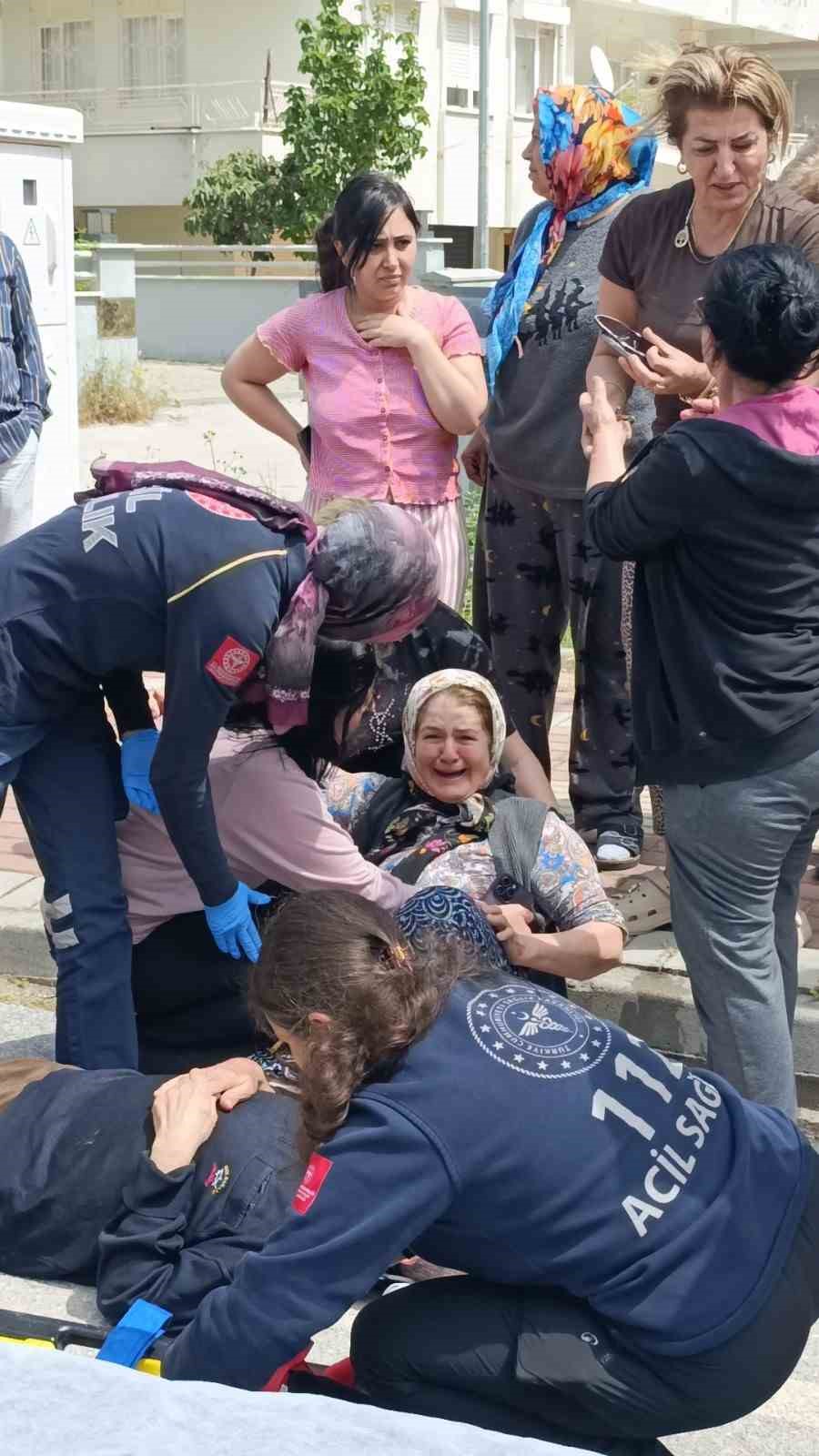 Manevra yapan öğrenci servisi görme engelli yayaya çarptı, eşi gözyaşlarına boğuldu
