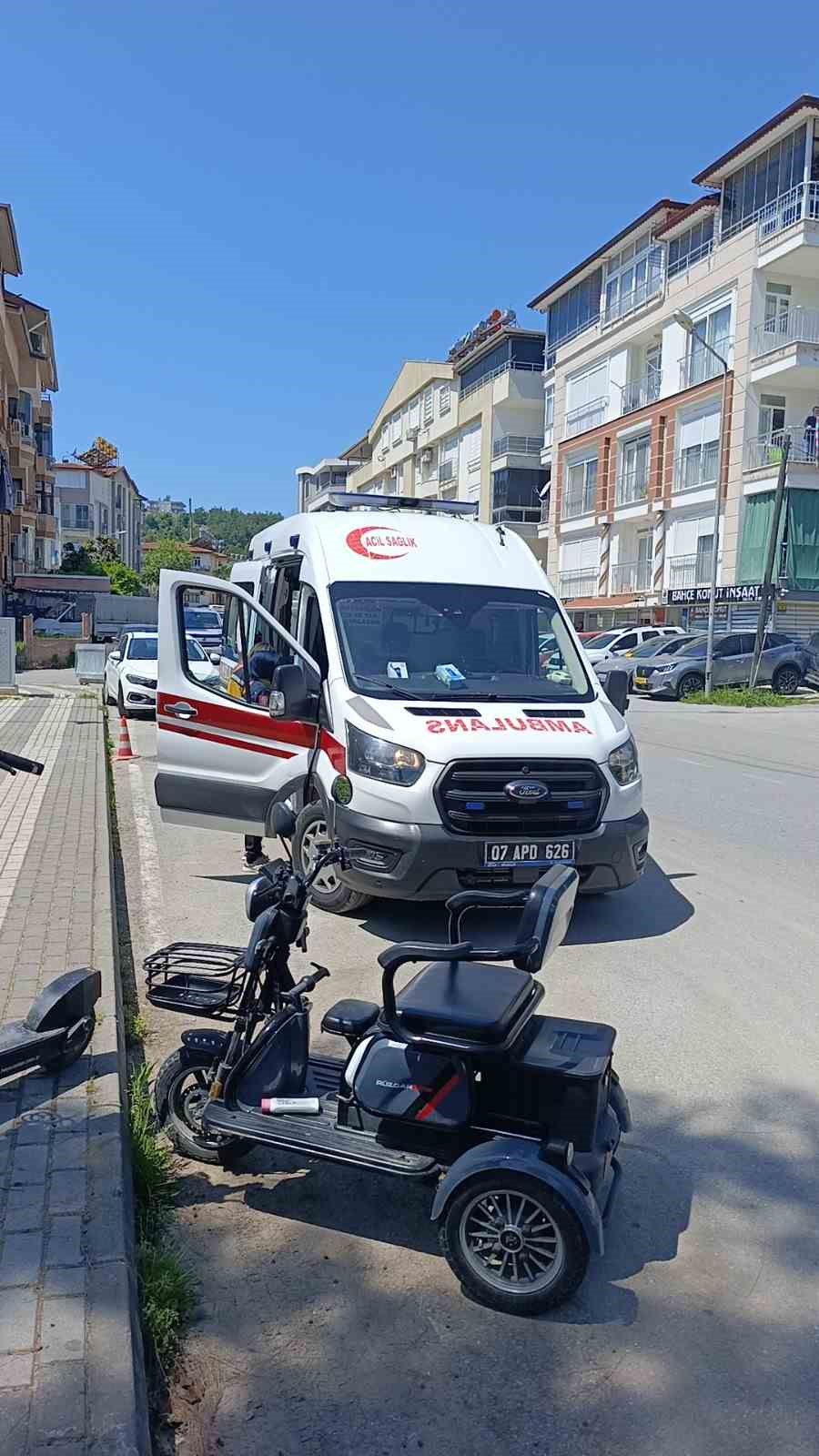 Manevra yaparken devrilen elektrikli bisikletin sürücüsü hafif yaralandı
