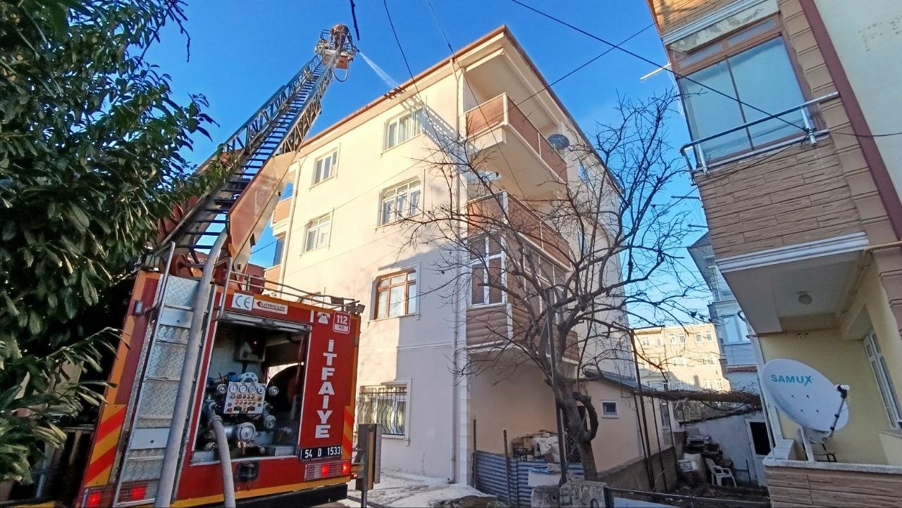 Mangal yakmak isterken çatıyı ateşe verdi
