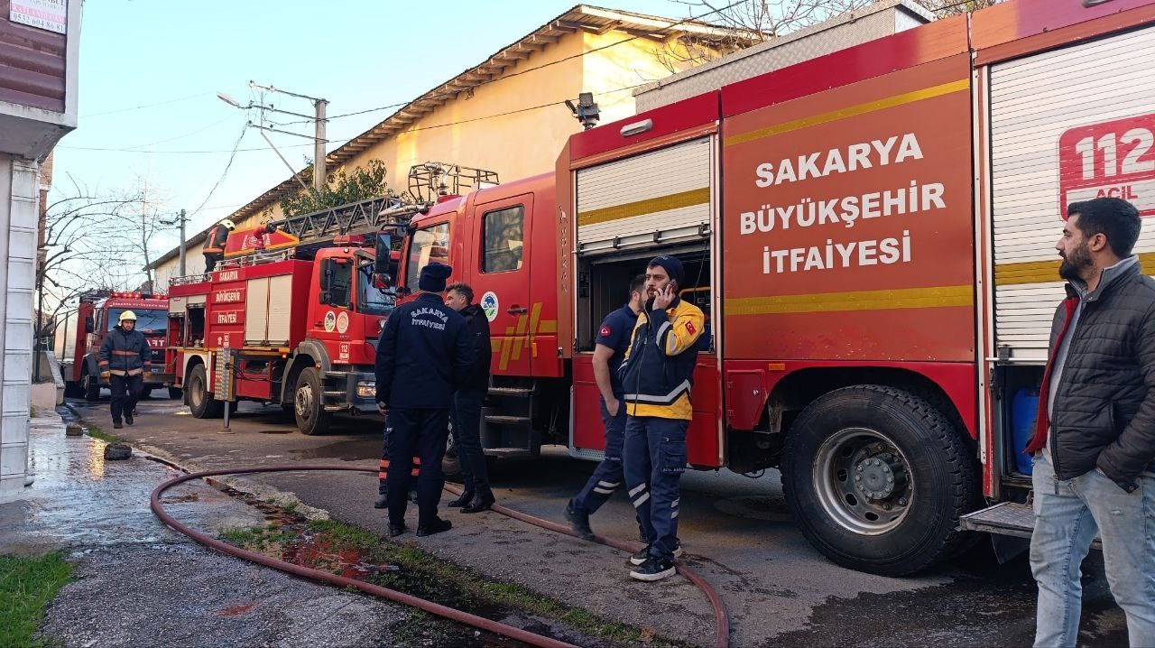 Mangal yakmak isterken çatıyı ateşe verdi
