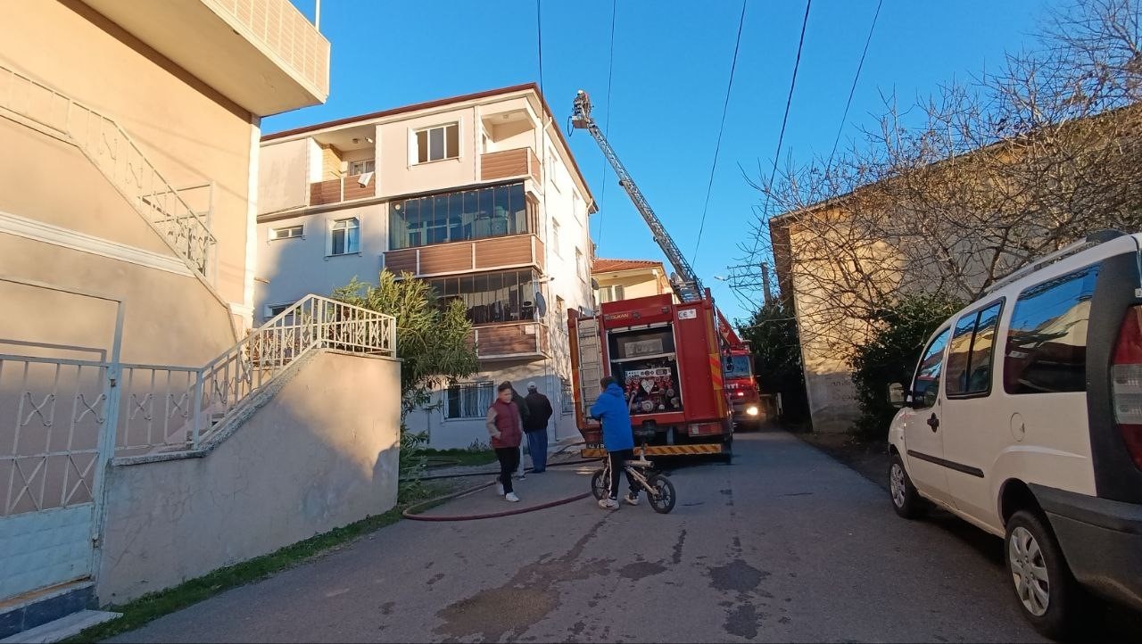 Mangal yakmak isterken çatıyı ateşe verdi
