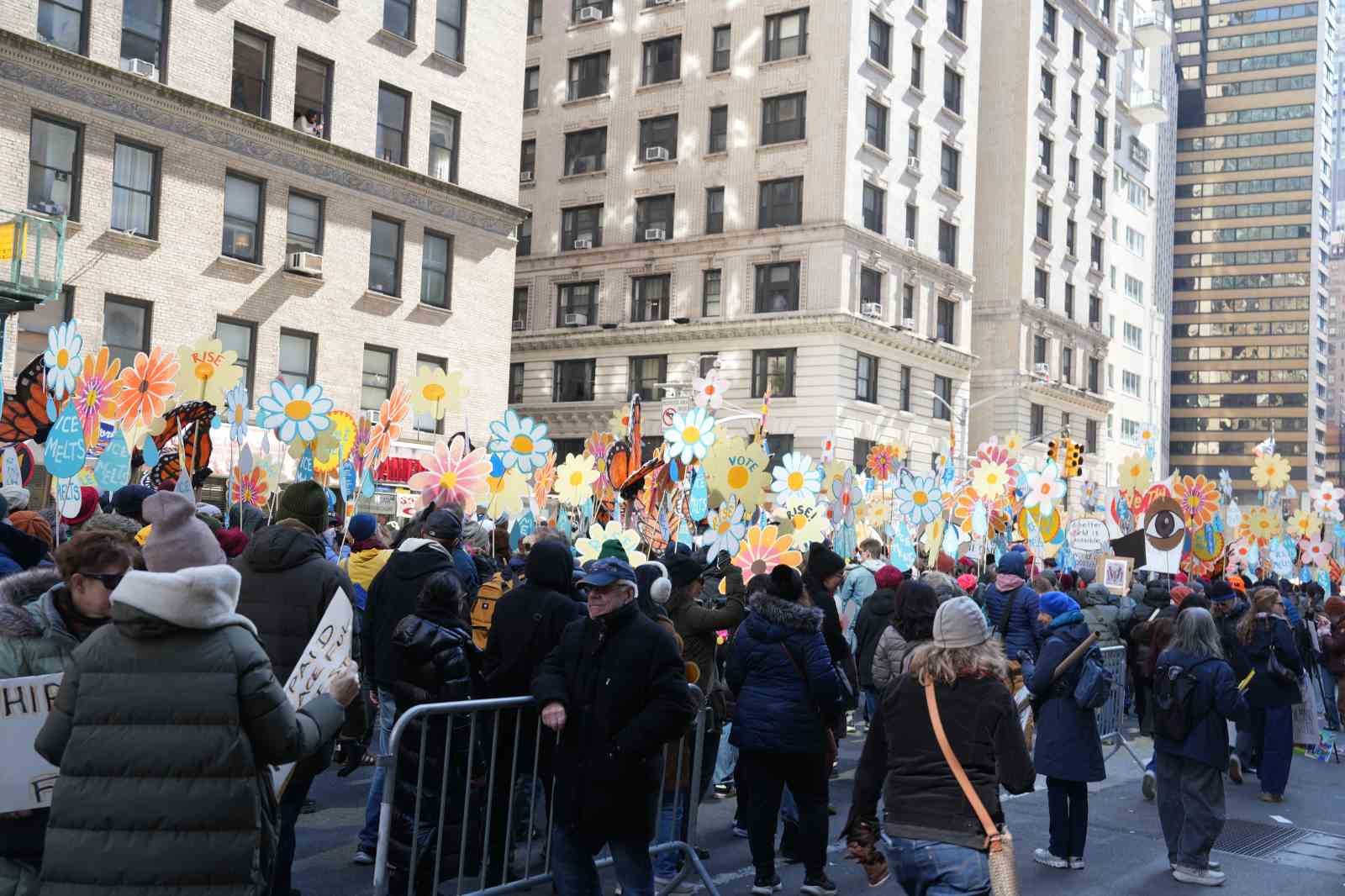 Manhattan’da "Krallara Hayır" protestosunda on binlerce kişi yürüdü
