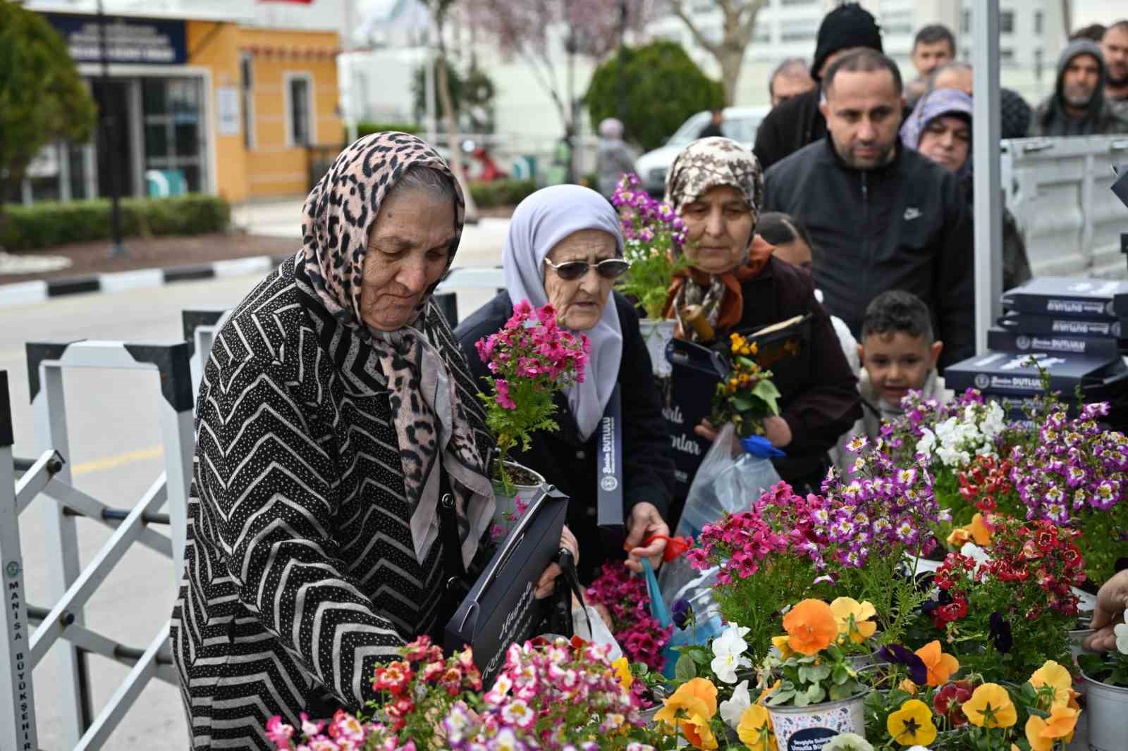 Manisa Büyükşehir Belediyesi, mezarlık ziyaretlerinde vatandaşların yanında oldu
