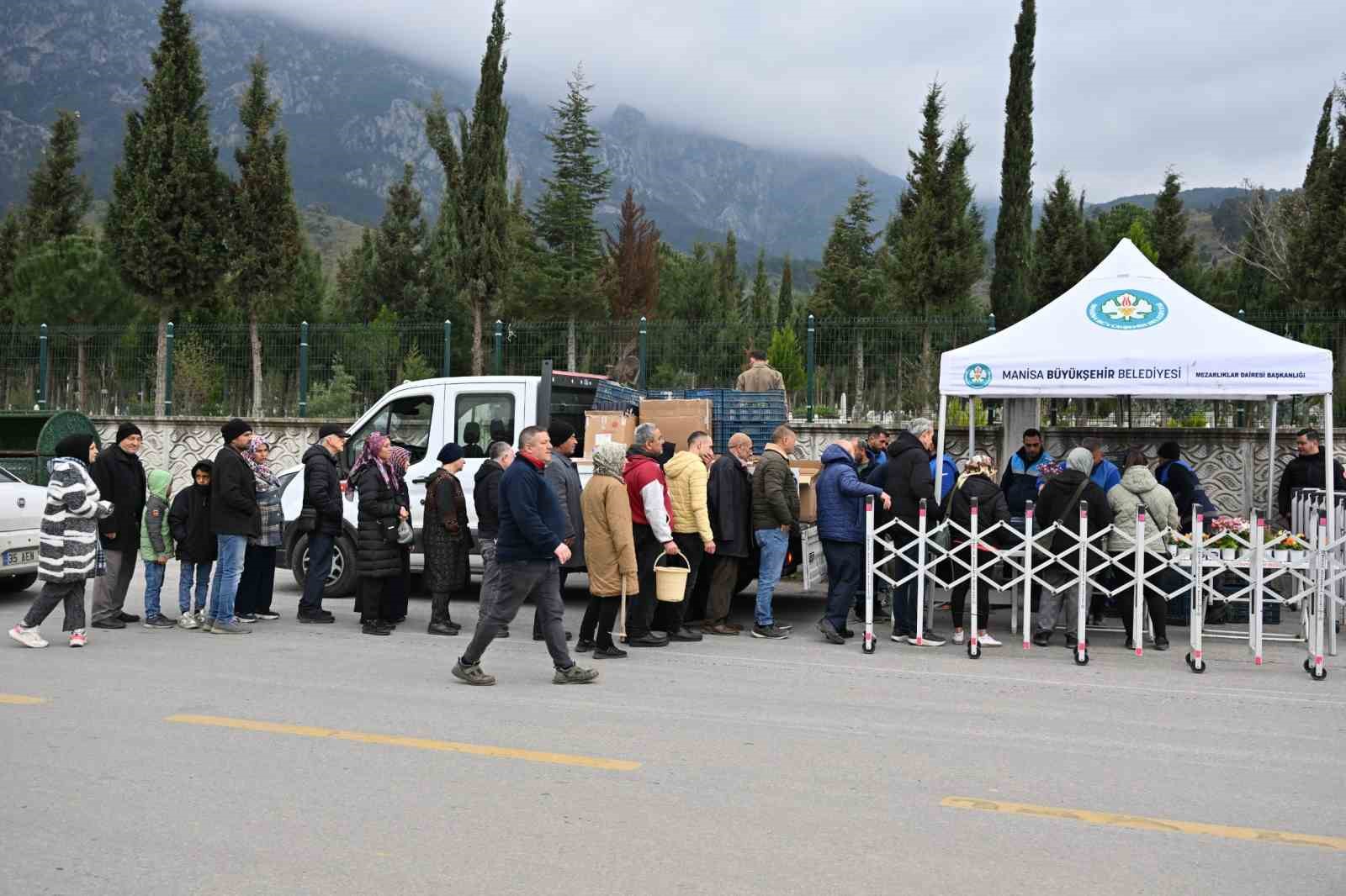Manisa Büyükşehir Belediyesi, mezarlık ziyaretlerinde vatandaşların yanında oldu
