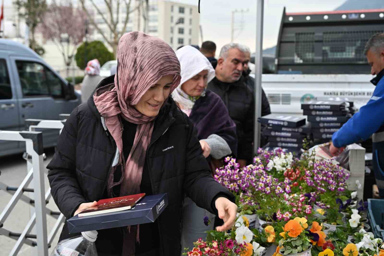 Manisa Büyükşehir Belediyesi, mezarlık ziyaretlerinde vatandaşların yanında oldu
