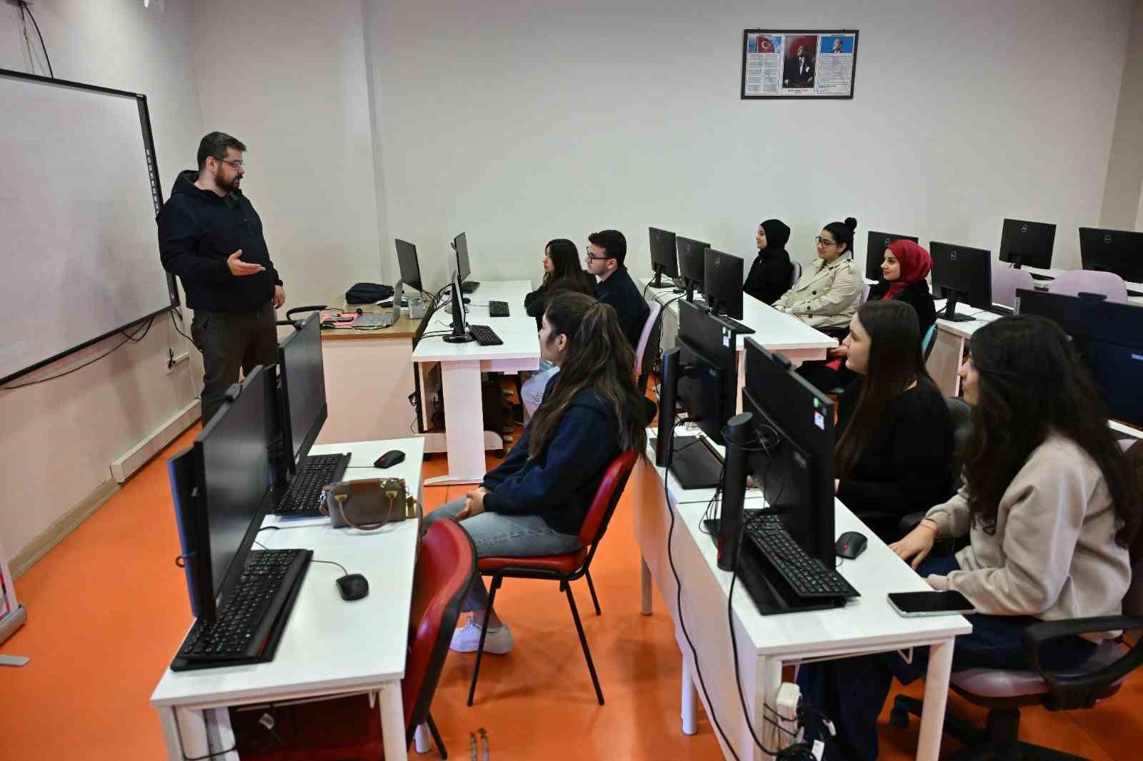 Manisa Büyükşehir Belediyesinden gençlere dijital gelecek vizyonu
