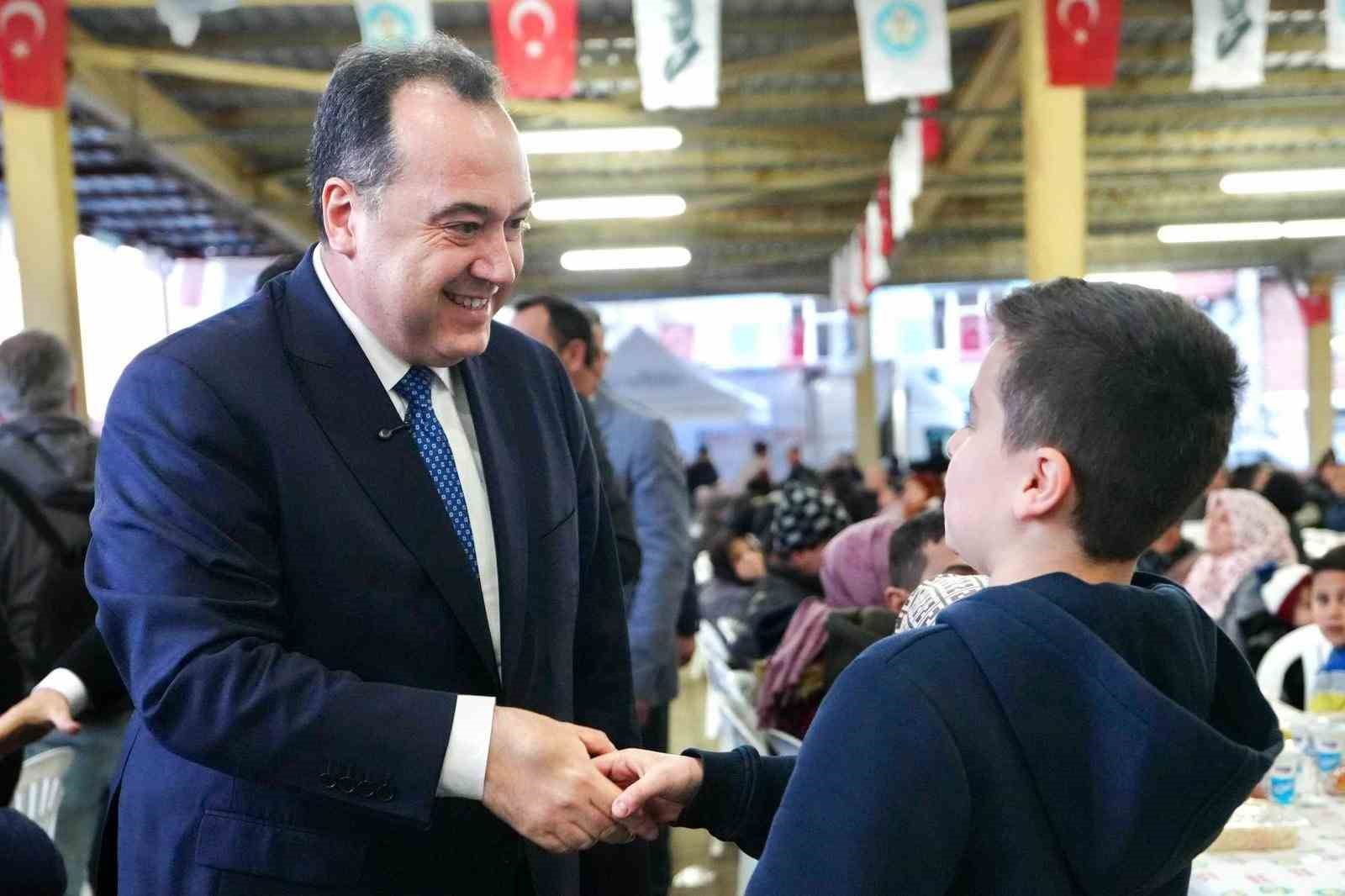 Manisa Büyükşehir’in iftar sofrası Kırkağaç’ta kuruldu
