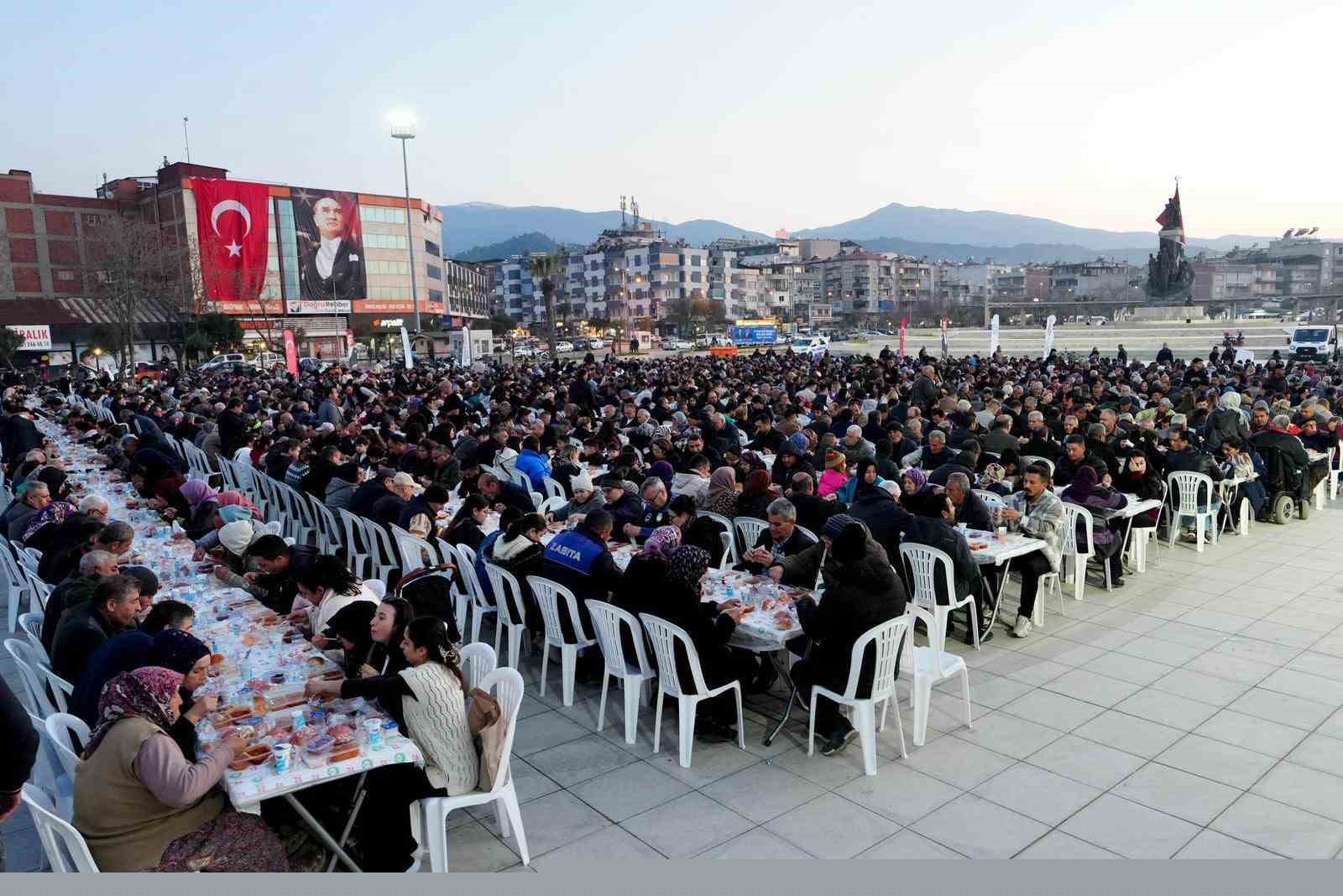 Manisa Büyükşehir’in ‘İftar Sofrası’ Salihli’de kuruldu
