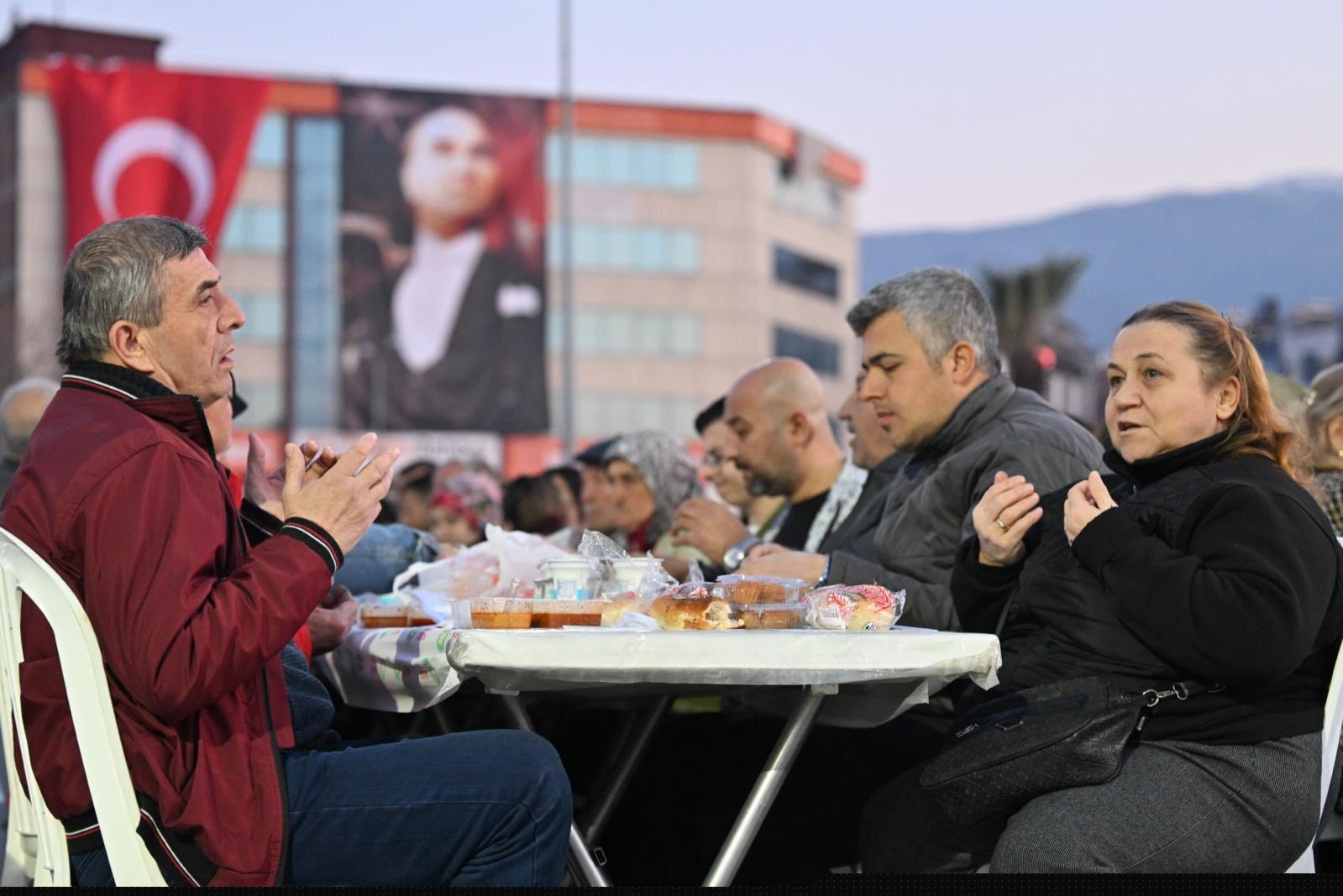 Manisa Büyükşehir’in ‘İftar Sofrası’ Salihli’de kuruldu
