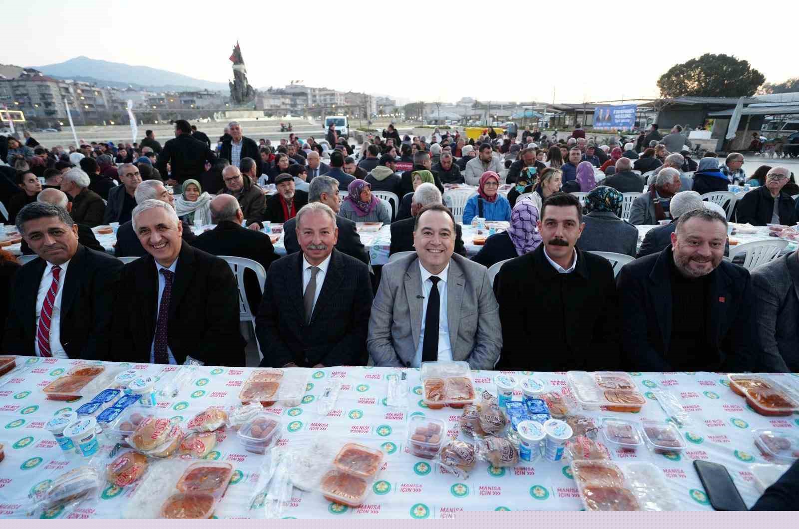 Manisa Büyükşehir’in ‘İftar Sofrası’ Salihli’de kuruldu
