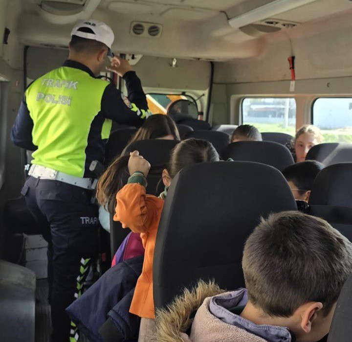 Manisa Emniyet Müdürlüğünden okul servislerine sıkı denetim
