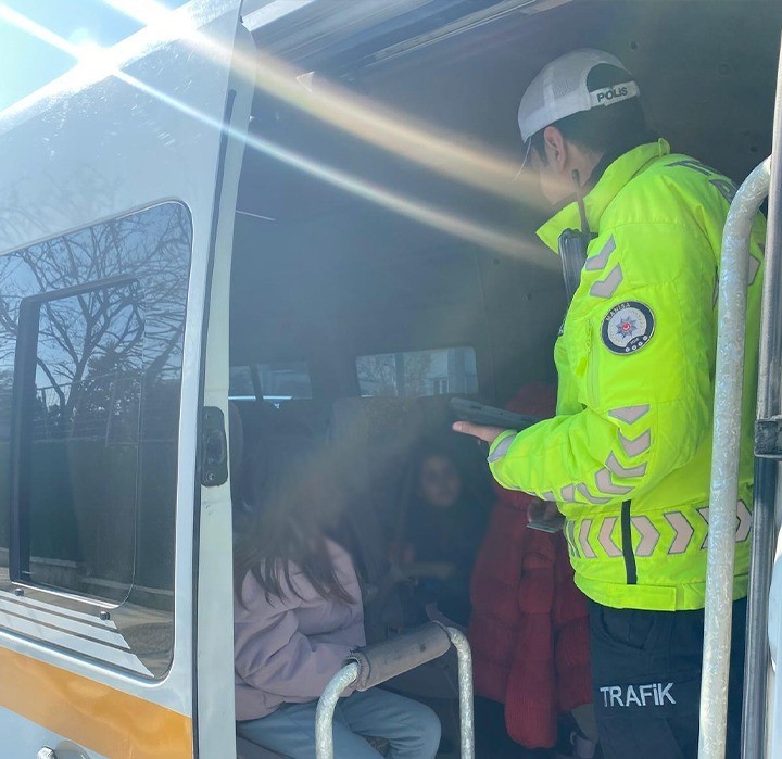 Manisa Emniyet Müdürlüğünden okul servislerine sıkı denetim
