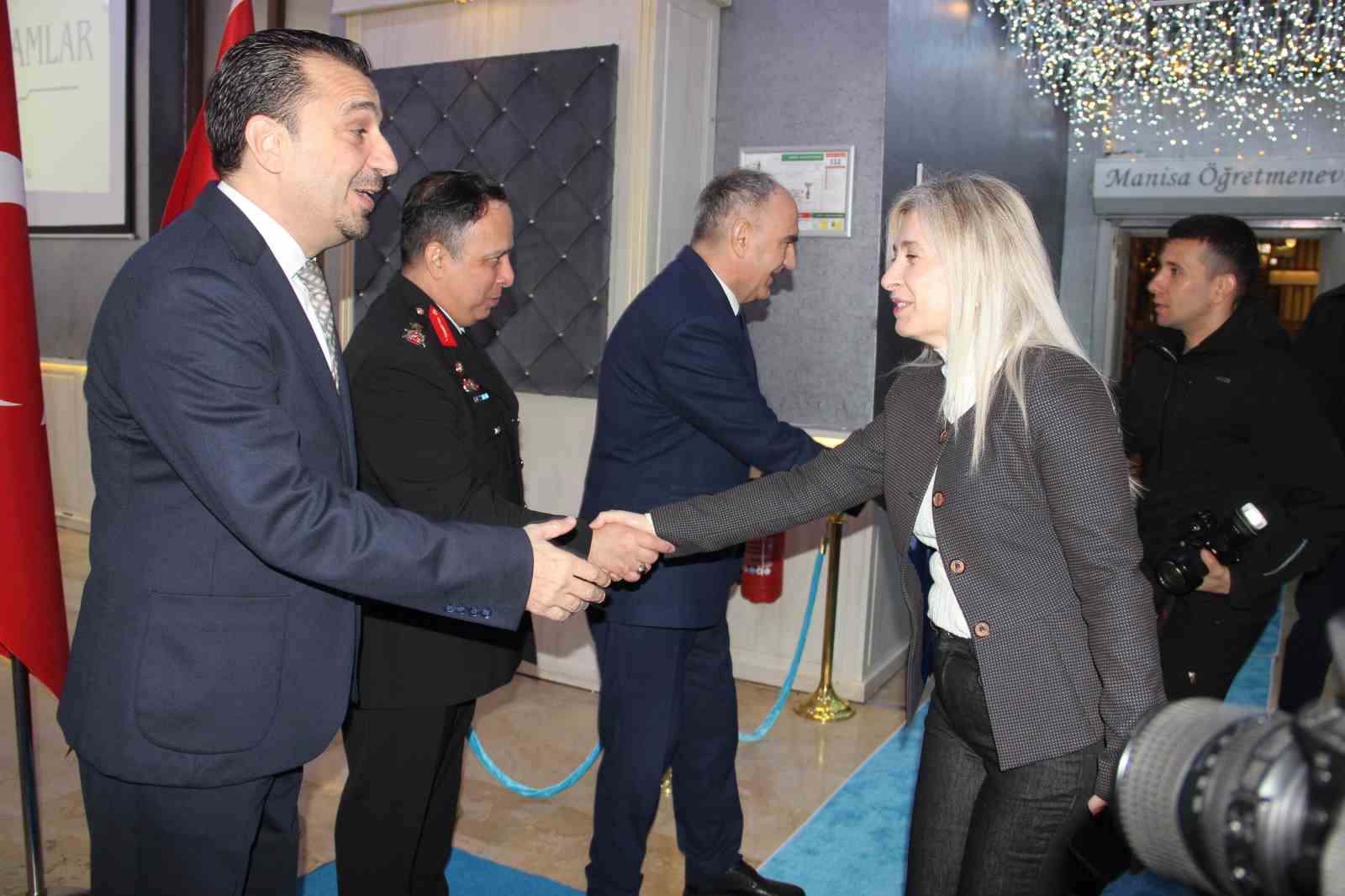 Manisa protokolü bayramlaşmada buluştu
