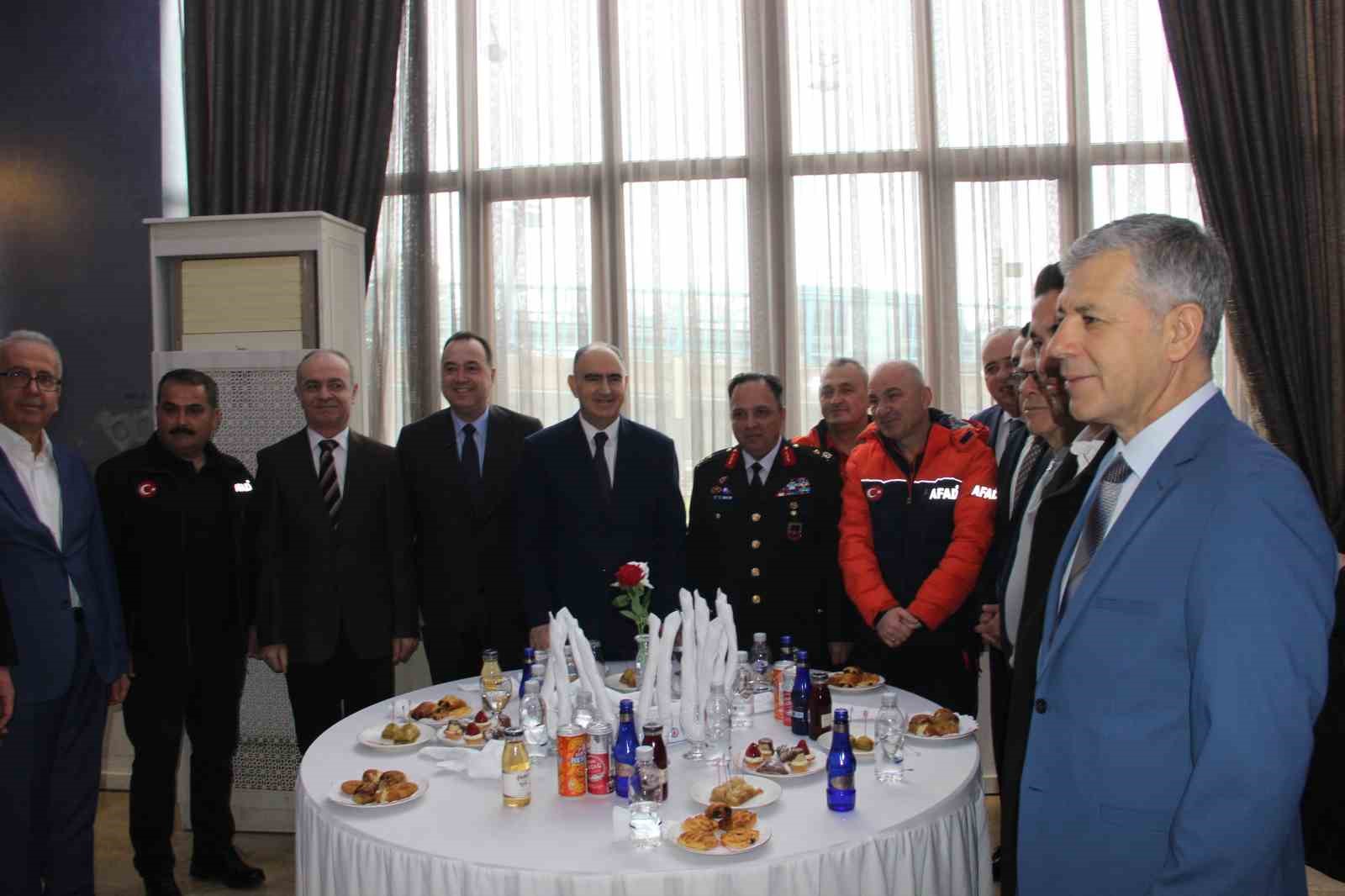 Manisa protokolü bayramlaşmada buluştu
