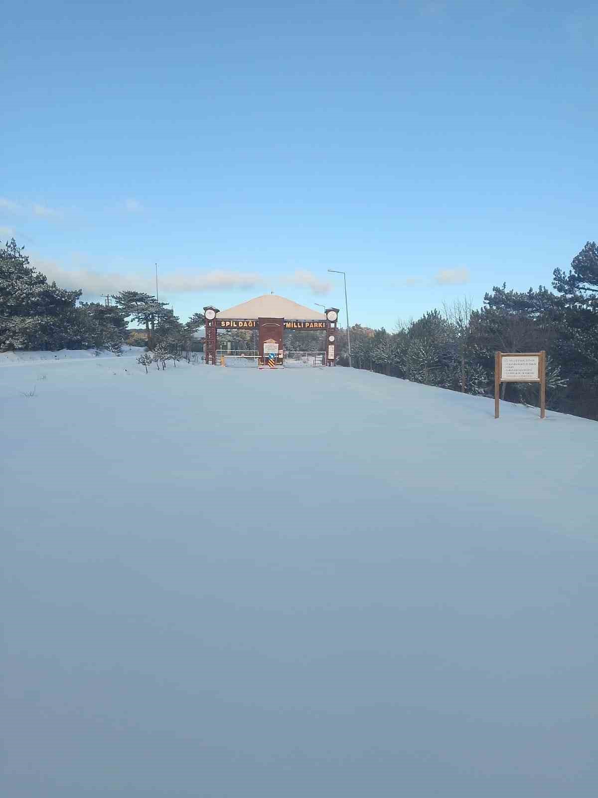 Manisa Spil Dağı Milli Parkı beyaza büründü
