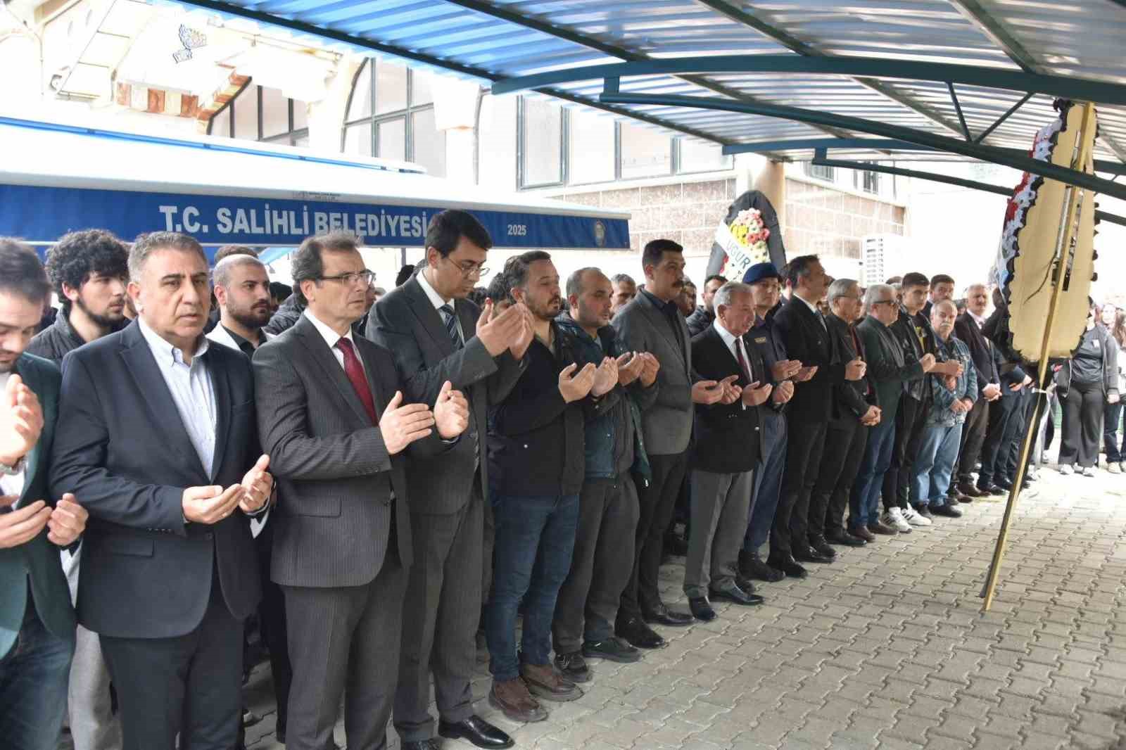 Manisa’da 17 yaşındaki Sude Gelen son yolculuğuna uğurlandı
Manisa’da 17 yaşındaki Sude Gelen son yolculuğuna uğurlandı