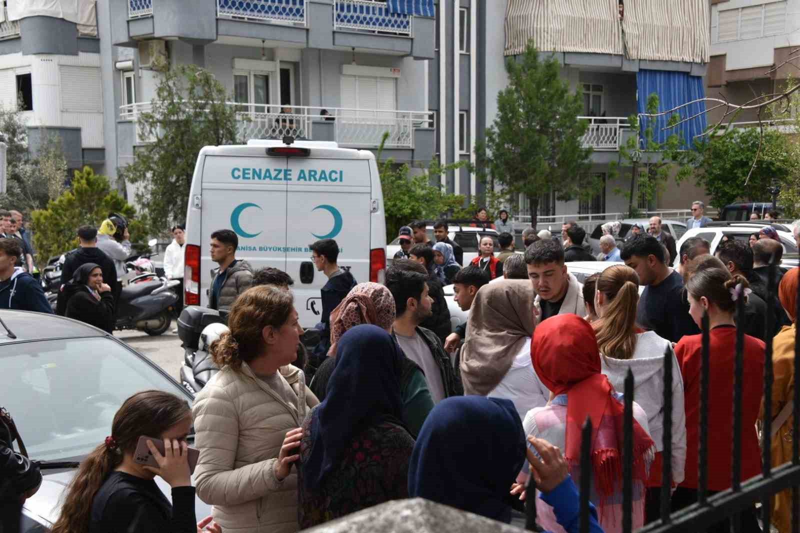 Manisa’da 17 yaşındaki Sude Gelen son yolculuğuna uğurlandı
Manisa’da 17 yaşındaki Sude Gelen son yolculuğuna uğurlandı