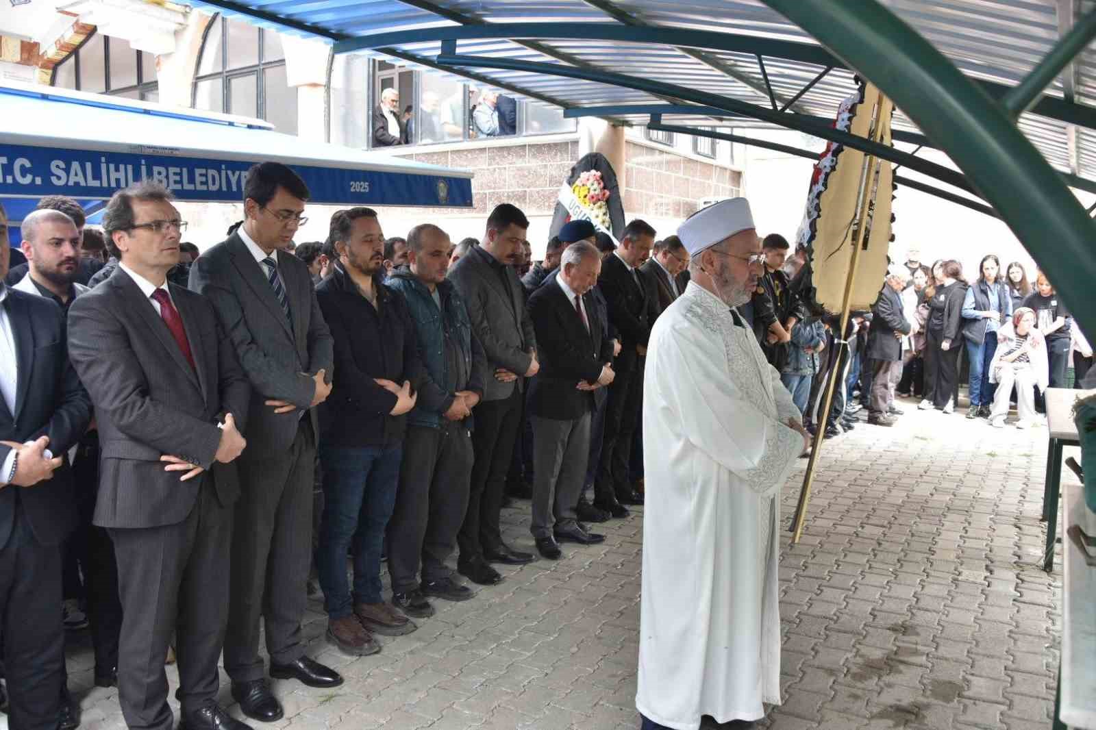 Manisa’da 17 yaşındaki Sude Gelen son yolculuğuna uğurlandı
Manisa’da 17 yaşındaki Sude Gelen son yolculuğuna uğurlandı
