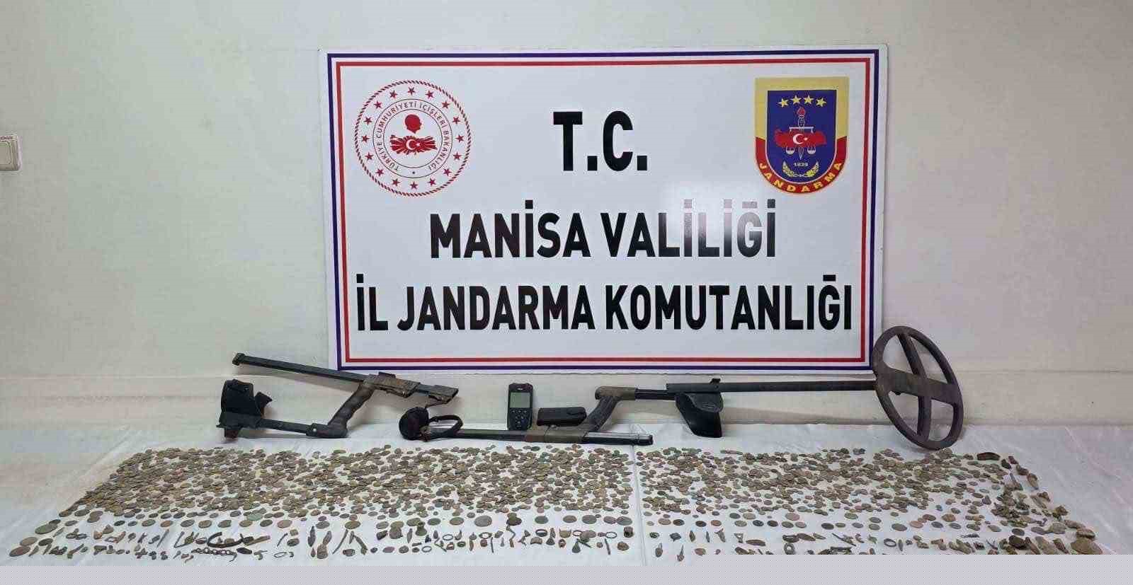 Manisa’da 2 bin 580 sikke ve 235 tarihi obje ele geçirildi
