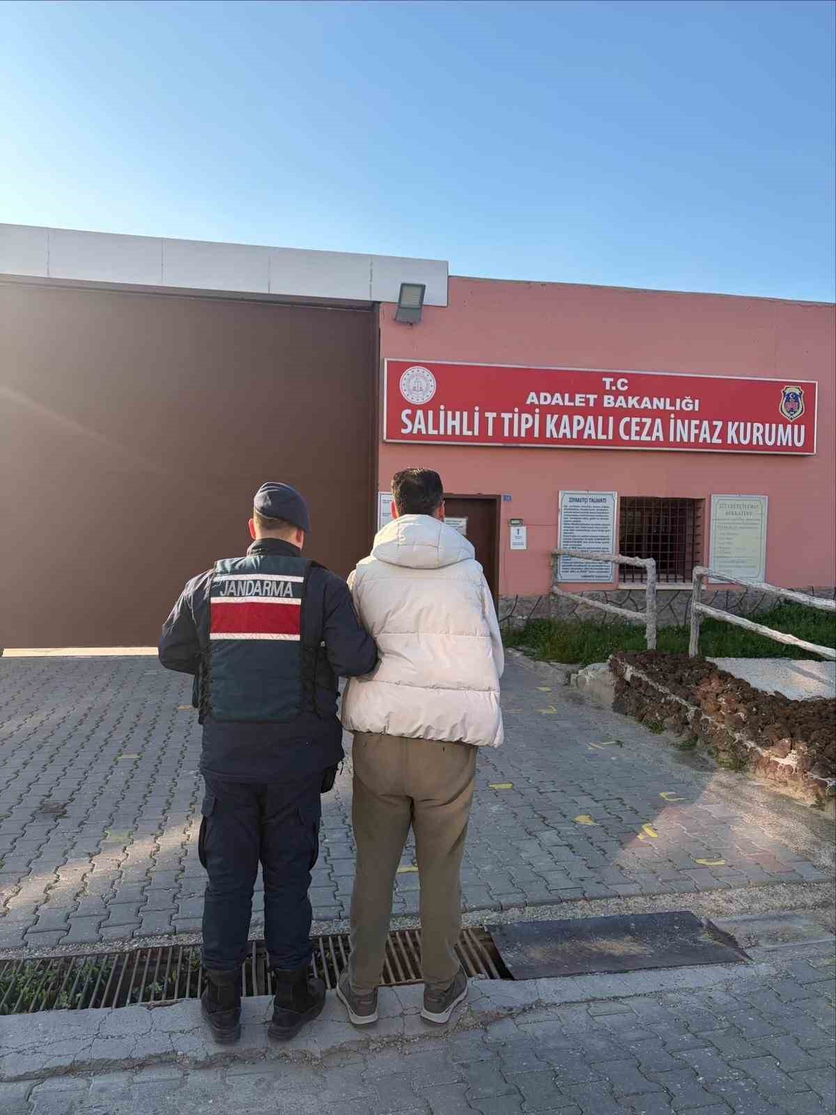 Manisa’da 2 firari hükümlü kıskıvrak yakalandı
