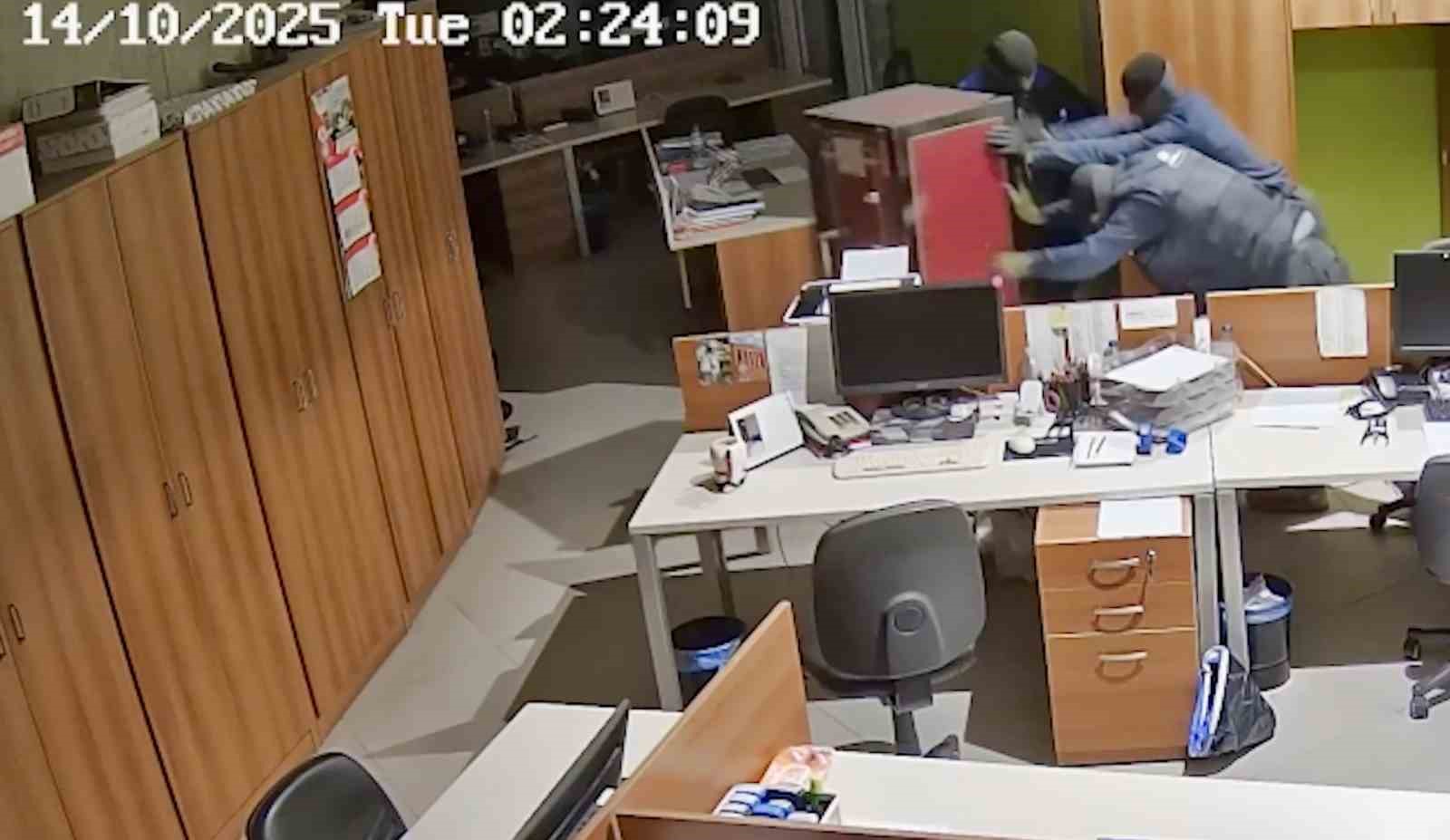 Manisa’da 2 milyon avroluk soygun kamerada: Çelik kasayı metrelerce sürüklediler
