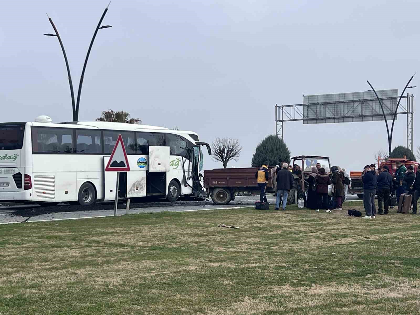 Manisa’da 3 araçlı zincirleme kaza: 5 yaralı
