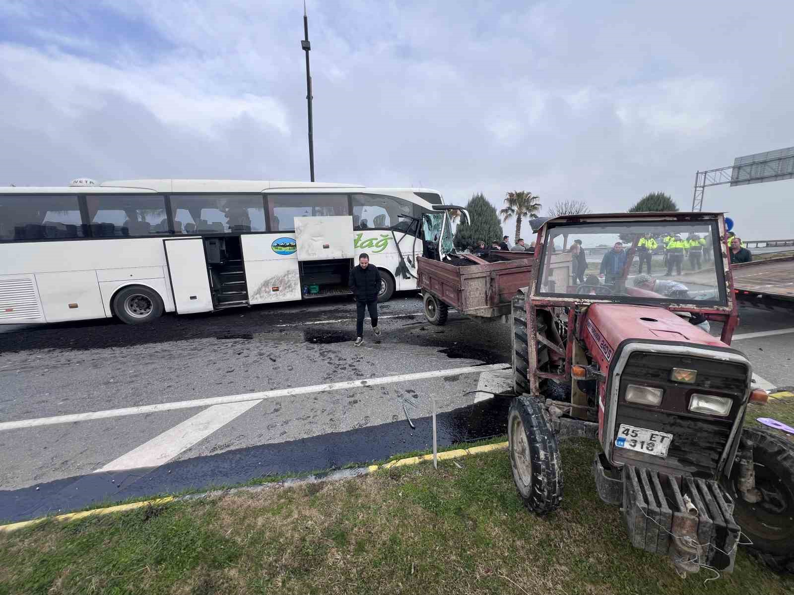 Manisa’da 3 araçlı zincirleme kaza: 5 yaralı
