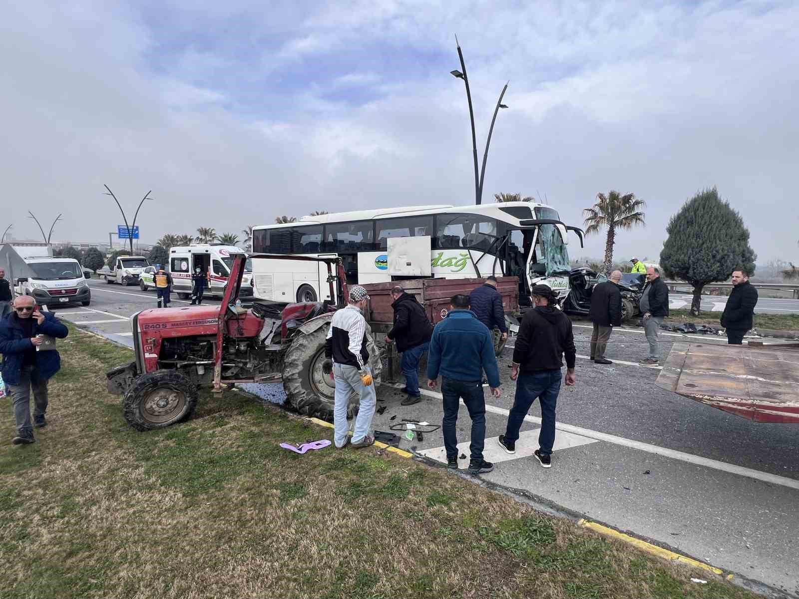 Manisa’da 3 araçlı zincirleme kaza: 5 yaralı

