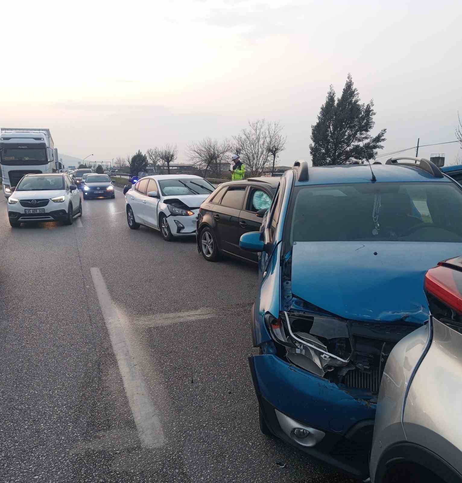 Manisa’da 4 araçlı zincirleme kaza: 7 yaralı
