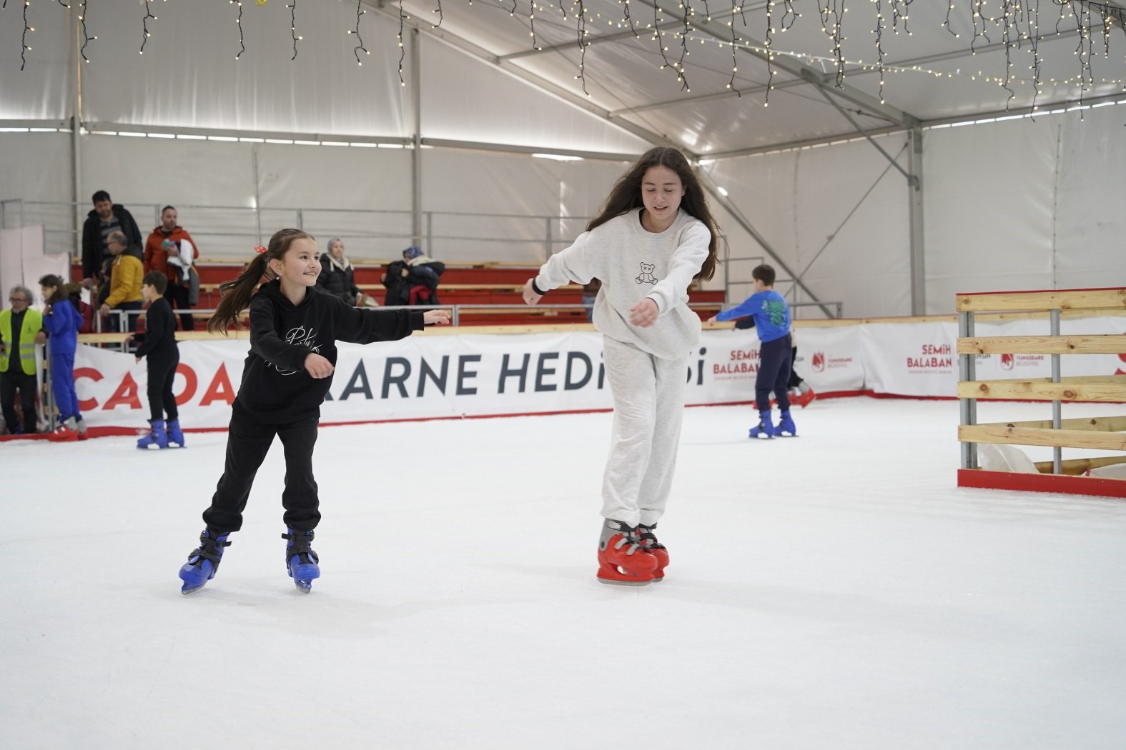 Manisa’da 5 bin öğrenci buz pistinde eğlendi
