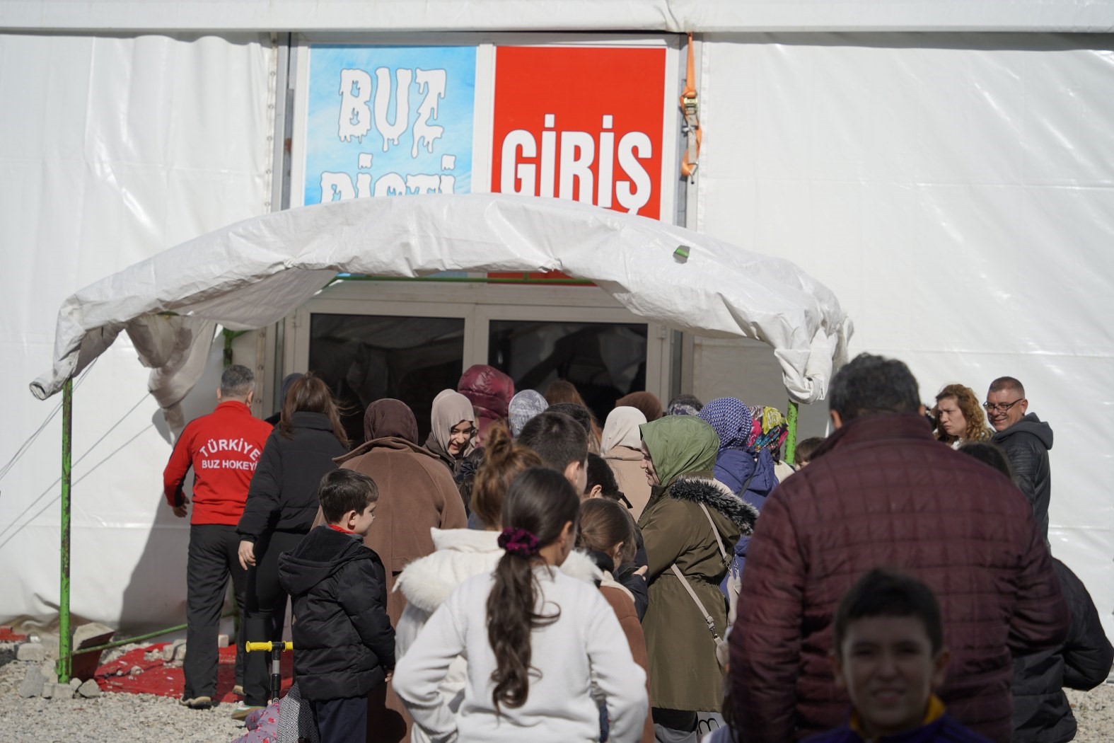 Manisa’da 5 bin öğrenci buz pistinde eğlendi
