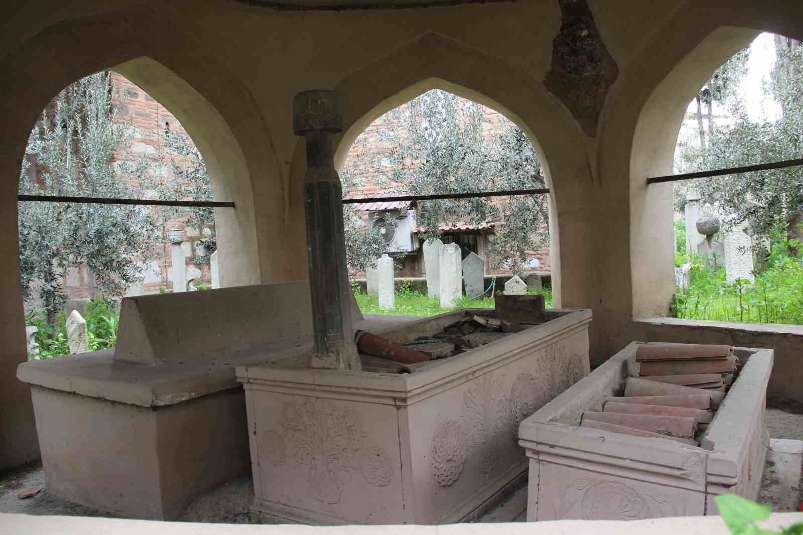 Manisa’da 500 yıllık hazireye saygısızlık
