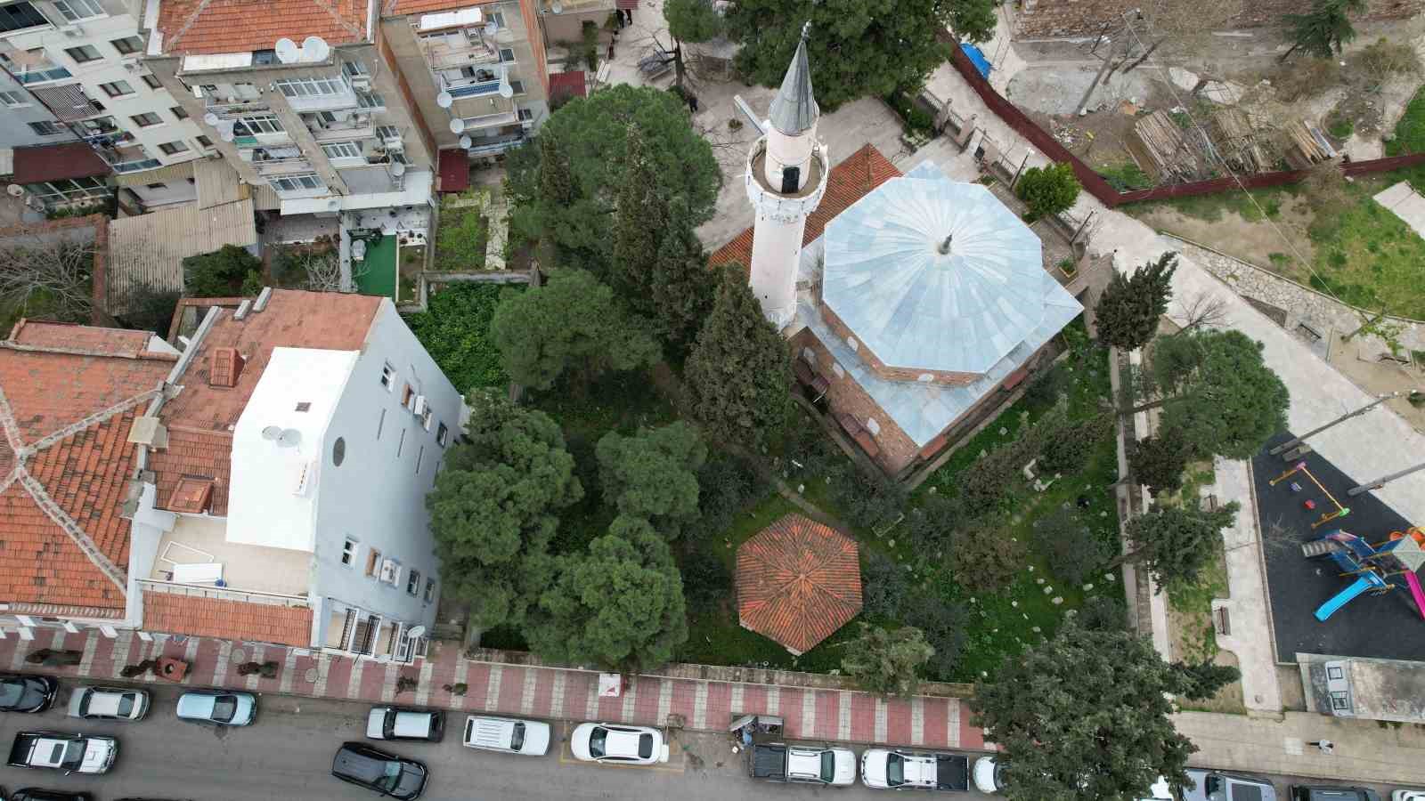 Manisa’da 500 yıllık hazireye saygısızlık
