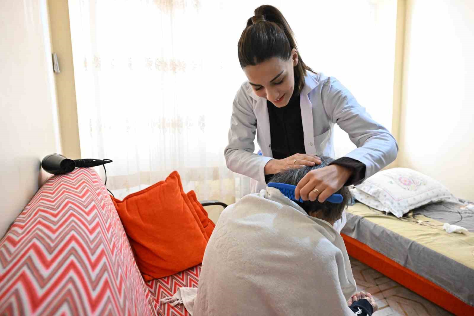 Manisa’da 65 yaş üstüne sağlıktan kişisel bakıma kapsamlı destek
