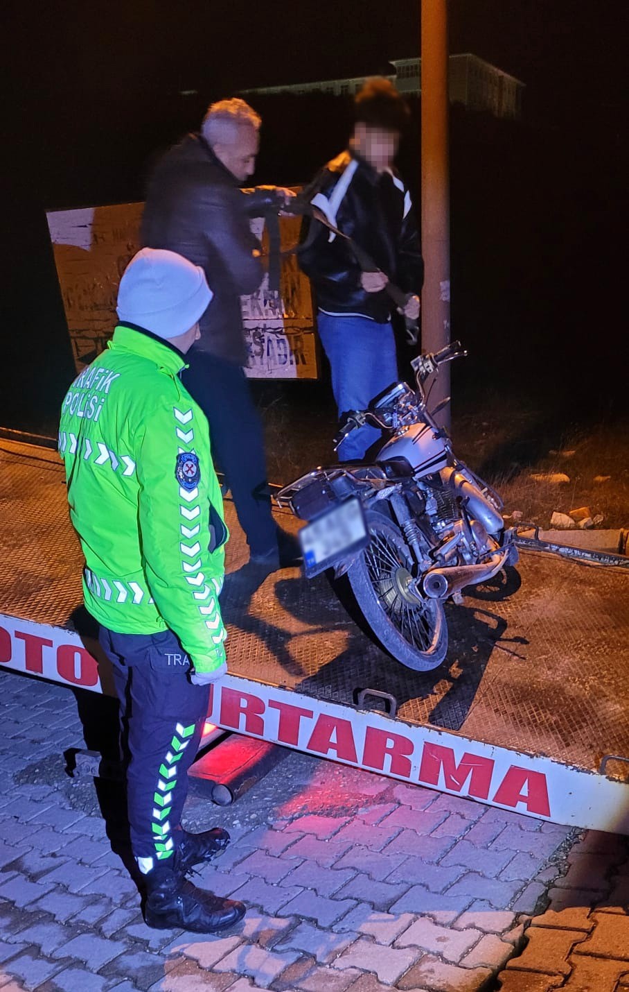 Manisa’da aranan 6 şahıs yakalandı, binlerce hap ele geçirildi
