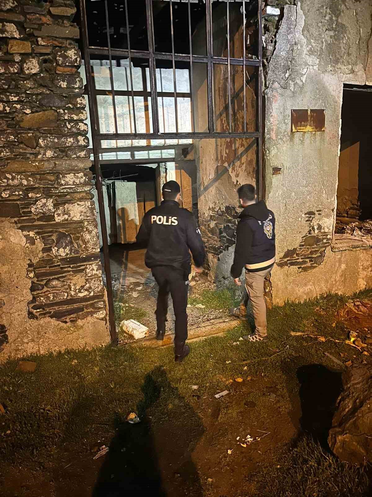 Manisa’da aranan 6 şahıs yakalandı, binlerce hap ele geçirildi
