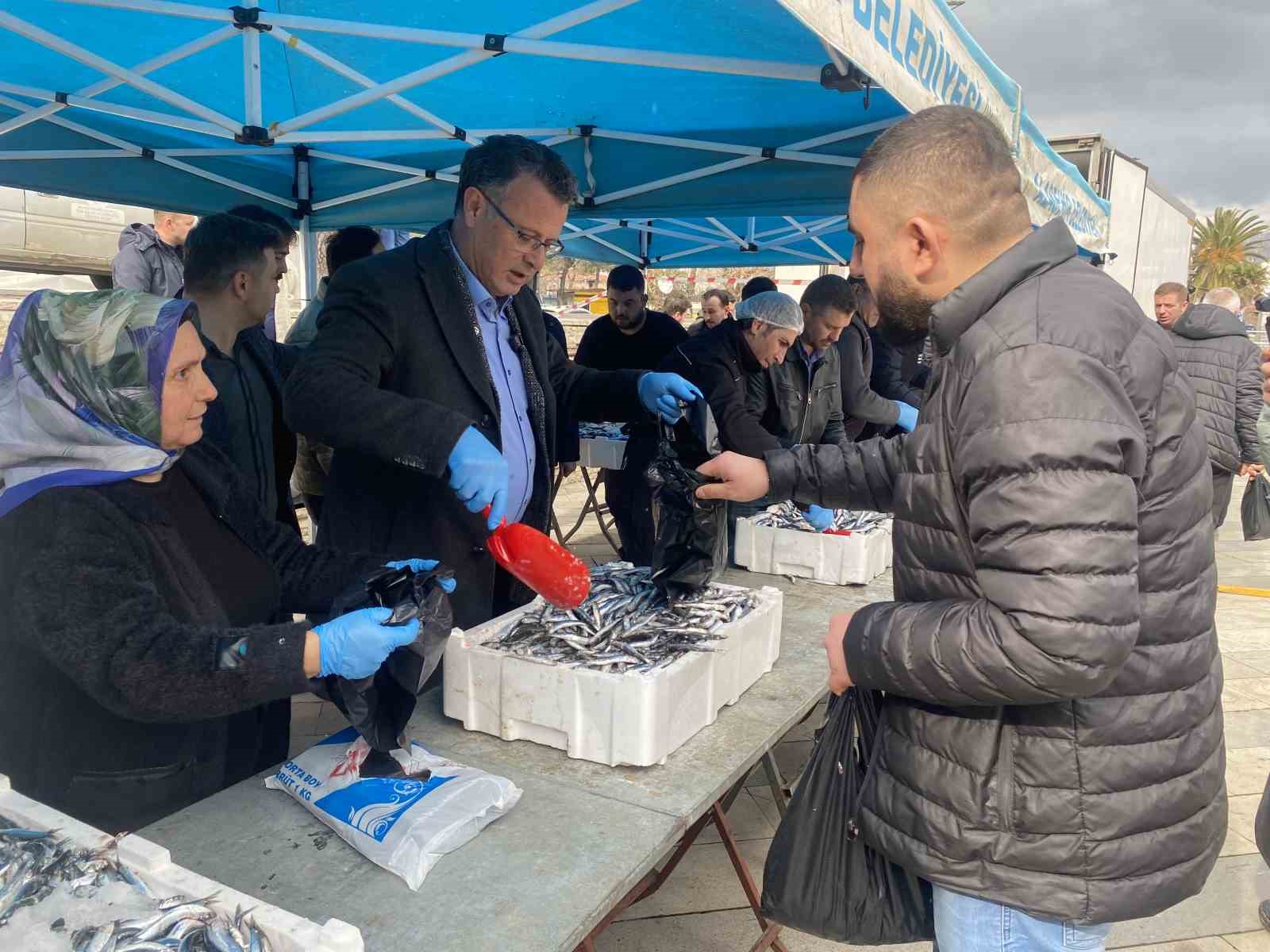 Manisa’da belediyenin ikramı 8 ton hamsi 1 saatte tükendi
