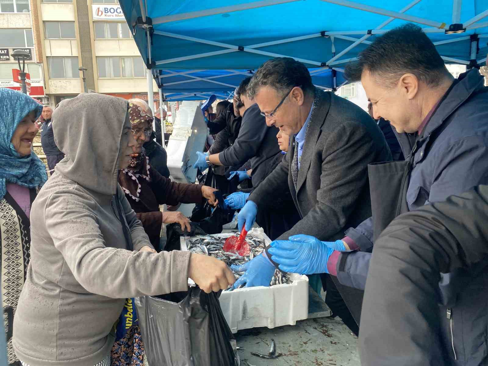 Manisa’da belediyenin ikramı 8 ton hamsi 1 saatte tükendi
