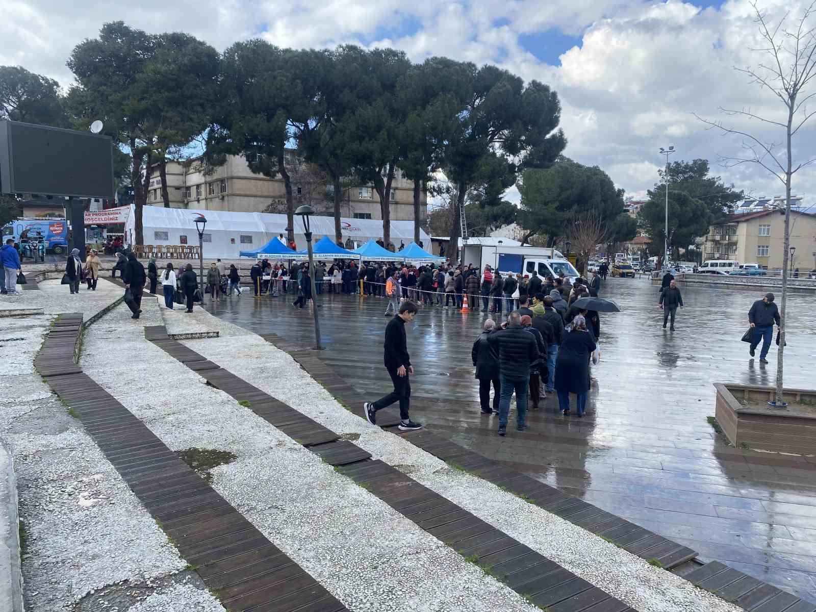 Manisa’da belediyenin ikramı 8 ton hamsi 1 saatte tükendi

