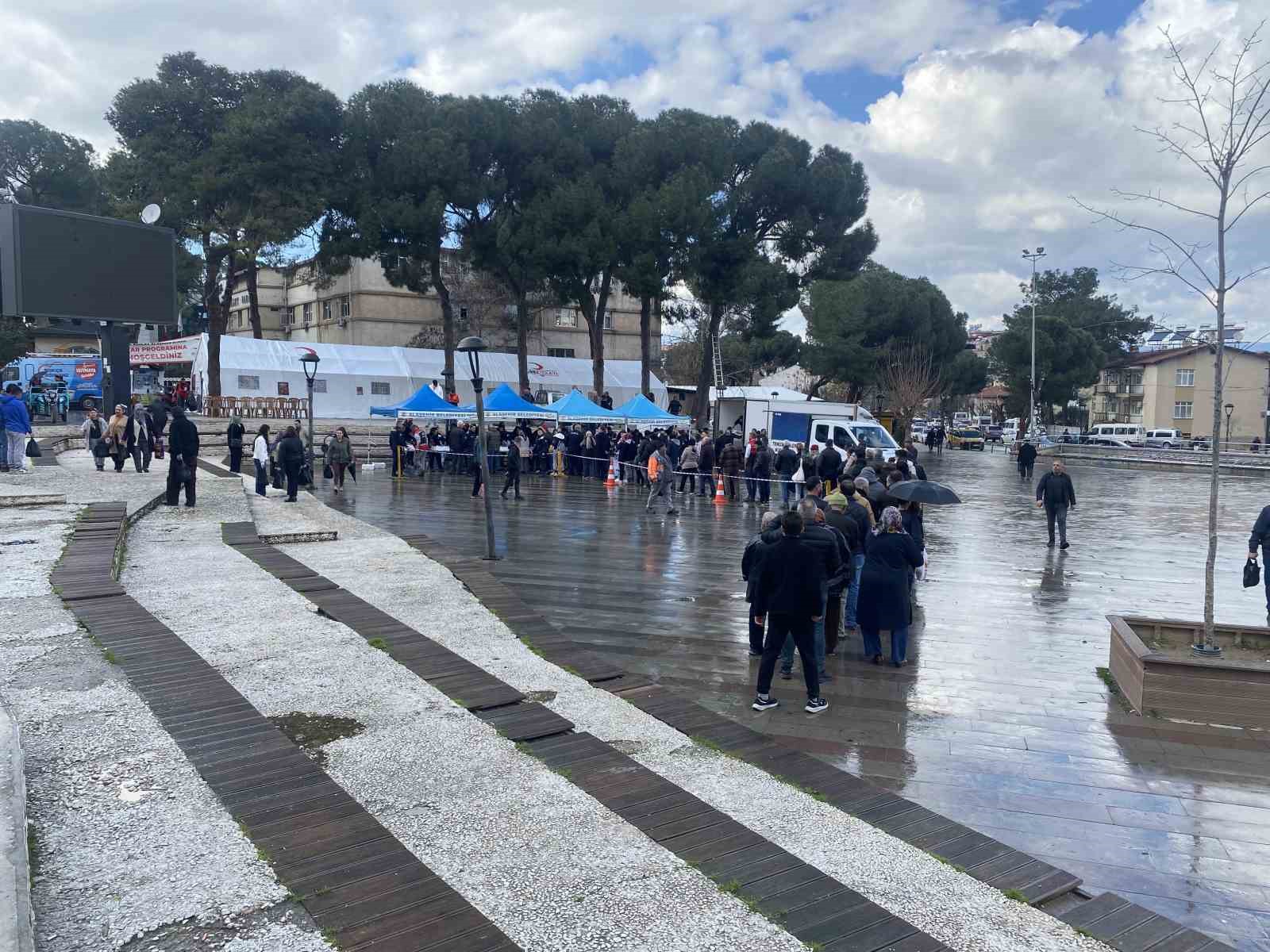 Manisa’da belediyenin ikramı 8 ton hamsi 1 saatte tükendi
