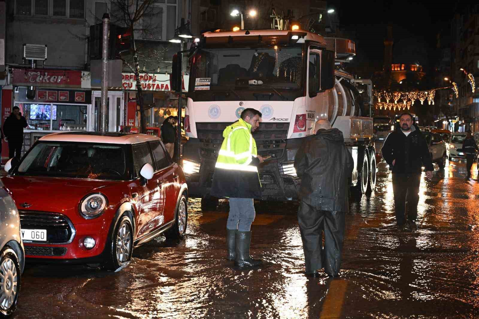 Manisa’da büyükşehir ve MASKİ’den sağanak yağışa etkin müdahale
