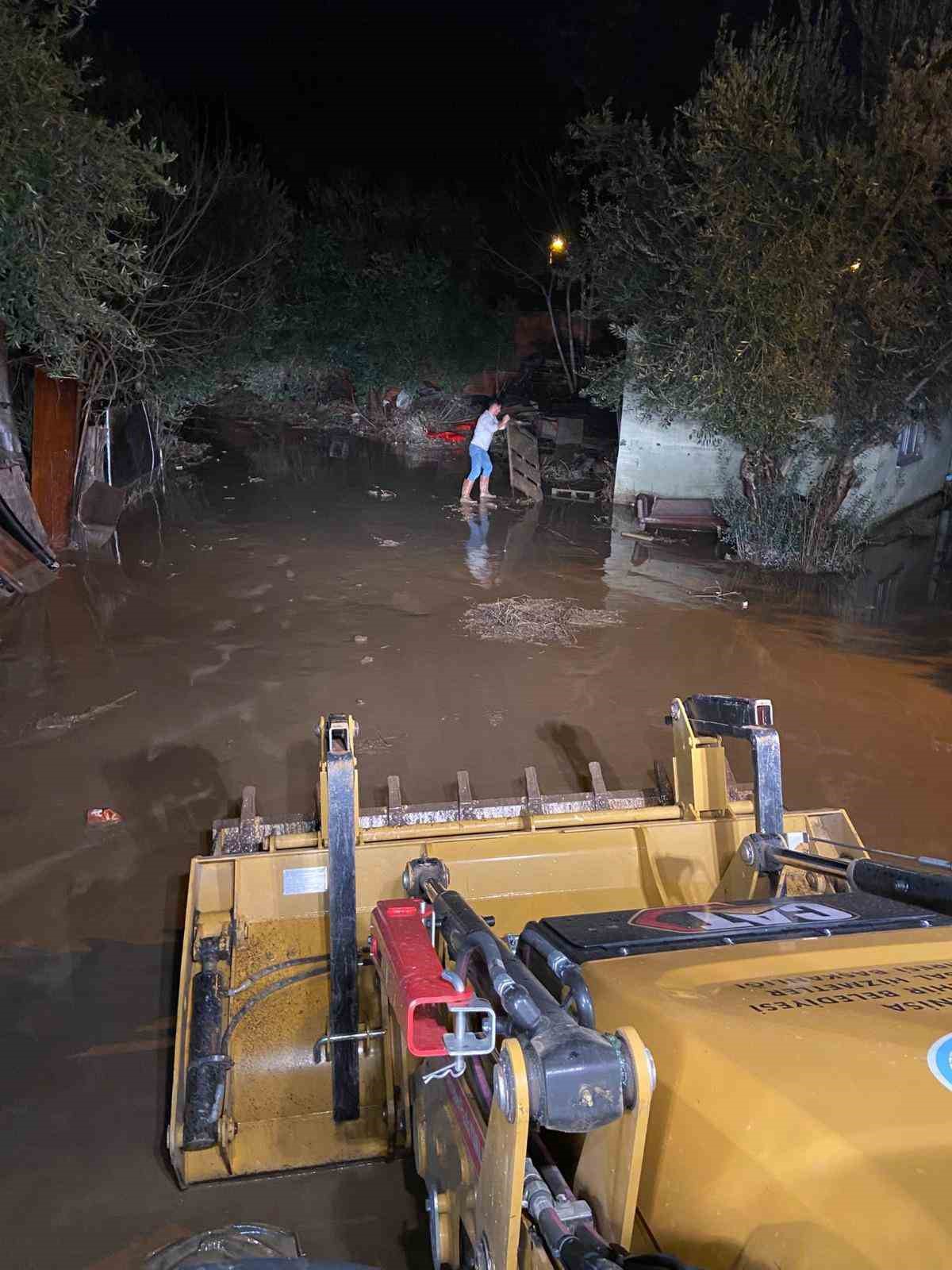 Manisa’da büyükşehir ve MASKİ’den sağanak yağışa etkin müdahale
