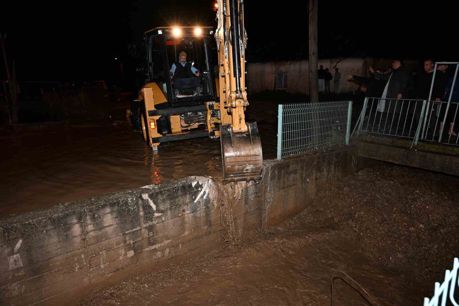Manisa’da büyükşehir ve MASKİ’den sağanak yağışa etkin müdahale
